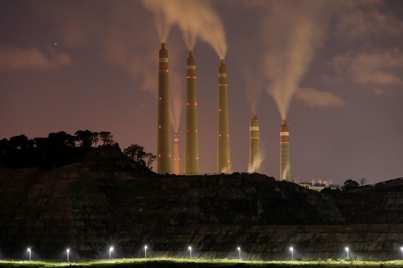 &copy; Reuters. 米国を拠点とするシンクタンク、グローバル・エネルギー・モニターが１１日公表した調査によると、世界の石炭火力発電容量は昨年２％増加し、２０１６年以降で最高の伸びとなった。写