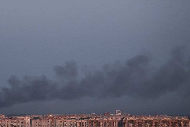 &copy; Reuters. دخان متصاعد فوق مبان سكنية بعد هجوم روسي بطائرة مسيرة على لفيف بأوكرانيا يوم 19 سبتمبر أيلول 2023. تصوير: رويترز