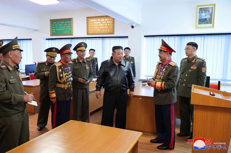 &copy; Reuters. الزعيم الكوري الشمالي كيم جونج أون يزور كلية للعلوم العسكرية في بيونجيانج في صورة نشرتها وكالة الأنباء المركزية الكورية الشمالية يوم 11 أبر