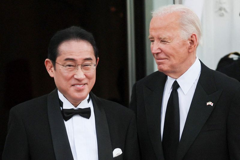 &copy; Reuters. U.S. President Joe Biden welcomes Japanese Prime Minister Fumio Kishida at the North Portico for an official State Dinner at the White House in Washington, U.S., April 10, 2024. REUTERS/Leah Millis