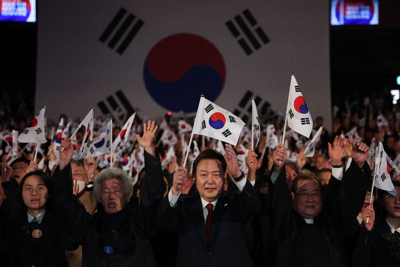 © Reuters. South Korea's President Yoon Suk Yeol gives three cheers during a ceremony of the 105th anniversary of the March 1st Independence Movement Day in Seoul, South Korea, March 1, 2024.    REUTERS/Kim Hong-Ji/Pool/File Photo