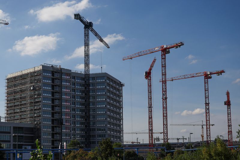 © Reuters. A general view of cranes and a construction site, ahead of the summit for affordable housing and construction at the Chancellery in Berlin, Germany September 25, 2023. REUTERS/Lisi Niesner