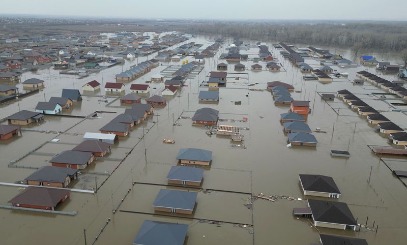 &copy; Reuters. مشهد مصور بطائرة مسيرة يظهر منطقة سكنية غمرتها المياه بمنطقة أورينبورج في روسيا في العاشر من أبريل نيسان 2024 في صورة ثابتة مأخوذة من مقطع مصو