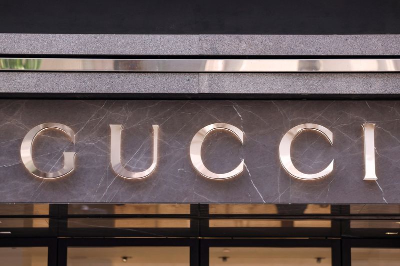 &copy; Reuters. Logo della casa di moda Gucci fuori da un negozio a Milano, Italia, 8 aprile 2024. REUTERS/Claudia Greco