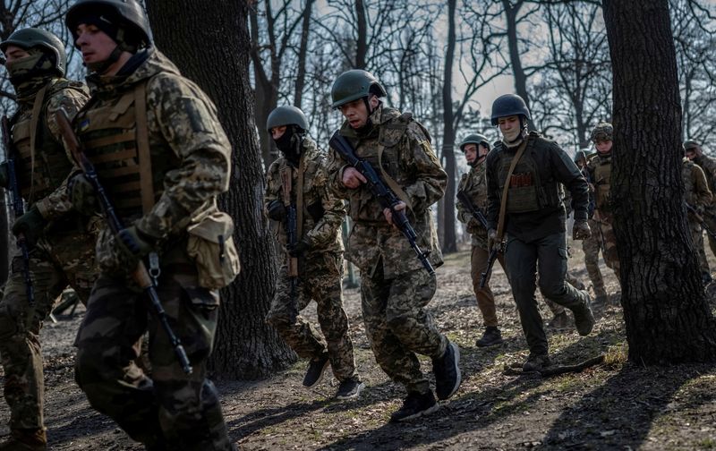 &copy; Reuters. Entraînement des volontaires souhaitant rejoindre la 3e brigade d'assaut séparée des forces armées ukrainiennes, dans la région de Kyiv, en Ukraine. /Photo prise le 5 mars 2024/REUTERS/Viacheslav Ratynskyi