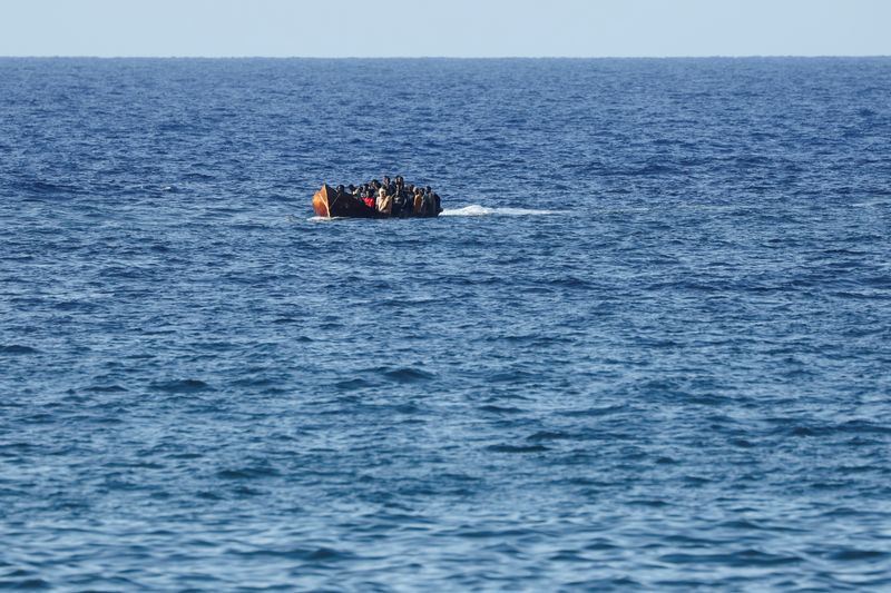 &copy; Reuters. قارب يقل مهاجرين يقترب من جزيرة لامبيدوزا بإيطاليا يوم 16 سبتمبر أيلول 2023. تصوير: يارا ناردي - رويترز
