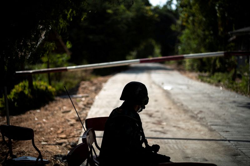 &copy; Reuters. جندي تايلاندي يجلس أمام حاجز على طريق مؤدية إلى الحدود بين تايلاند وميانمار في صورة من أرشيف رويترز.
