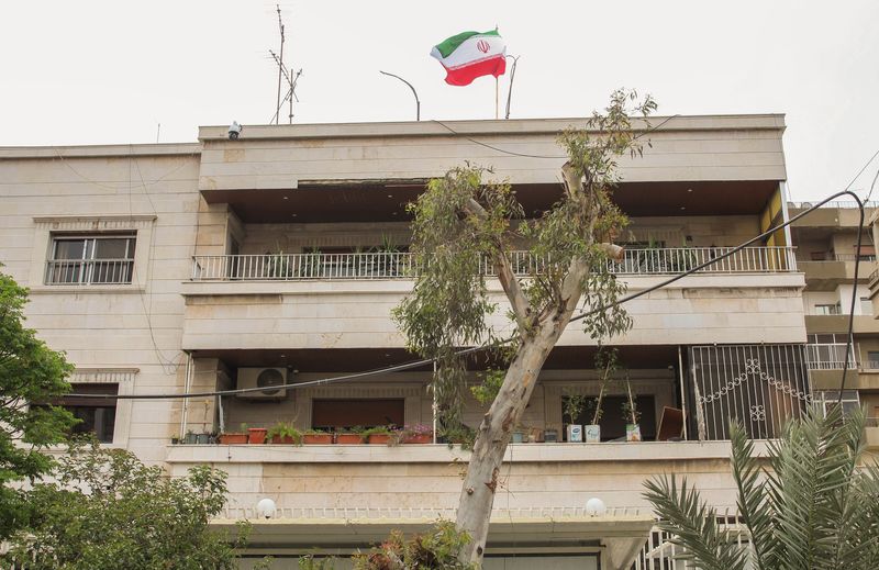 &copy; Reuters. Bandeira iraniana no consulado do Irã em Damasco
 8/4/2024    REUTERS/Firas Makdesi