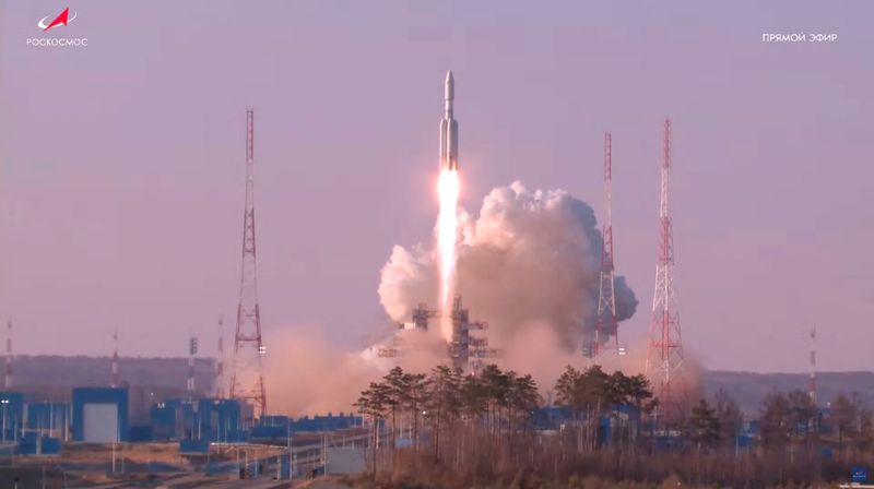 &copy; Reuters. El cohete Angara-A5 despega de su plataforma de lanzamiento en el cosmódromo de Vostochny, en el extremo oriental de la región de Amur, Rusia, el 11 de abril de 2024, en esta imagen tomada de un vídeo transmitido en directo. Roscosmos/Handout via REUTE