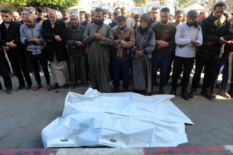 &copy; Reuters. مشيعون يؤدون صلاة الجنازة على فلسطينيين قتلوا في غارة إسرائيلية بمستشفى الأقصى في دير البلح وسط قطاع غزة في التاسع من أبريل نيسان 2024. تصوير: 