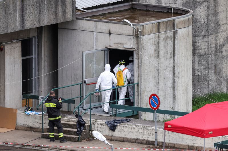 &copy; Reuters. Personnel wearing protective white suits enter the Enel hydroelectric power plant, after a fatal explosion and fire, in Bargi, Italy, April 10, 2024. REUTERS/Claudia Greco/ File photo