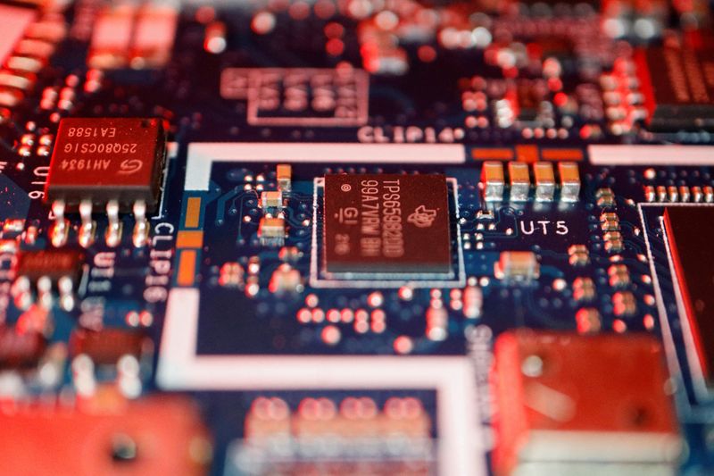 &copy; Reuters. Chip di semiconduttori su un circuito stampato di un computer, 25 febbraio 2022. REUTERS/Florence Lo
