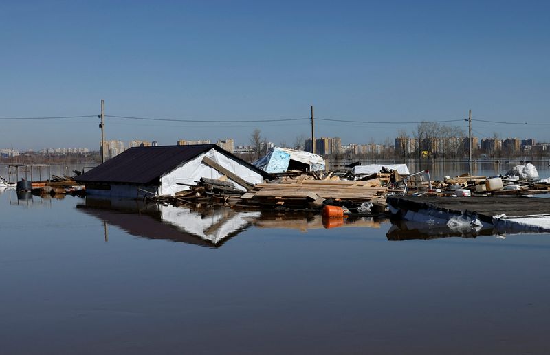 © Reuters. A view of the flooded residential area in Orenburg, Russia, April 11, 2024. REUTERS/Maxim Shemetov