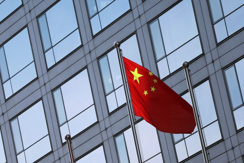 &copy; Reuters. Un drapeau chinois devant le bâtiment de la Commission chinoise de régulation des valeurs mobilières (CSRC) sur la rue financière à Pékin, Chine. /Photo prise le 8 février 2024/REUTERS/Florence Lo