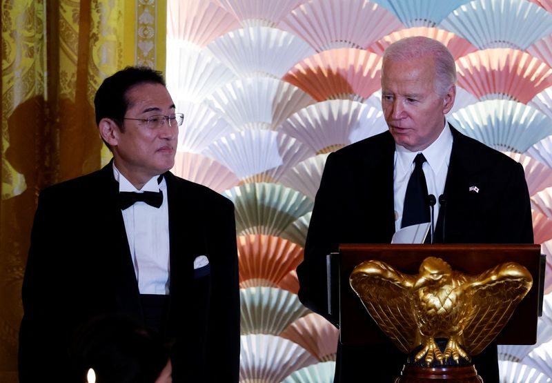 &copy; Reuters. الرئيس الأمريكي جو بايدن و رئيس الوزراء الياباني فوميو كيشيدا خلال عشاء رسمي بالبيت الأبيض يوم العاشر من أبريل نيسان 2024. تصوير: إيفلين هوكست