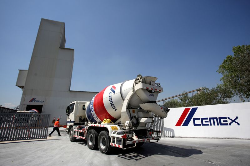 &copy; Reuters. Imagen de archivo. Un camión mezclador de cemento llega a una planta de la cementera mexicana Cemex en Monterrey, México, 19 de agosto de 2018. REUTERS/Daniel Becerril