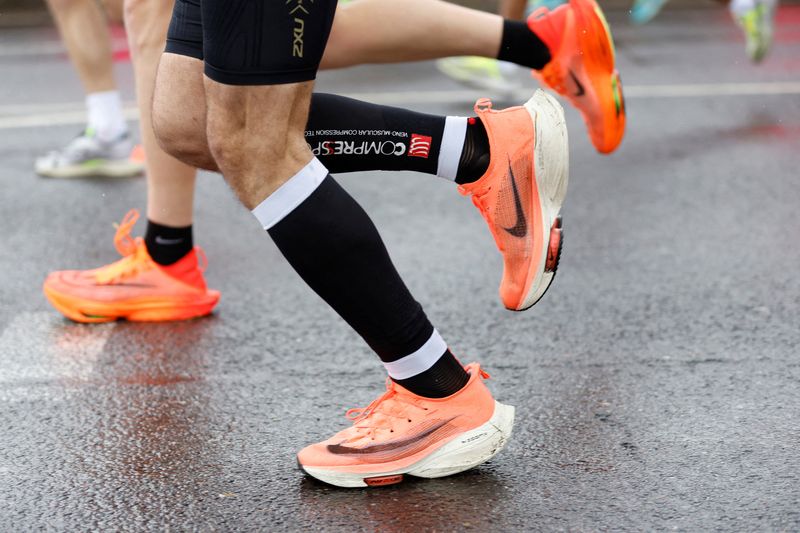 &copy; Reuters. FOTO DE ARCHIVO: Un participante luce un par de zapatillas deportivas Nike durante el Maratón de Londres en Londres, Reino Unido. 23 de abril, 2023 REUTERS/Peter Cziborra/Archivo