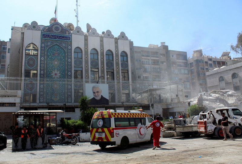 © Reuters. سيارة إسعاف تقف خارج السفارة الإيرانية بعد قصف إسرائيلي مشتبه به استهدف مبنى القنصلية الإيرانية المجاور للسفارة الإيرانية في دمشق يوم الثاني من أبريل نيسان 2024. تصوير: فراس مقدسي - رويترز