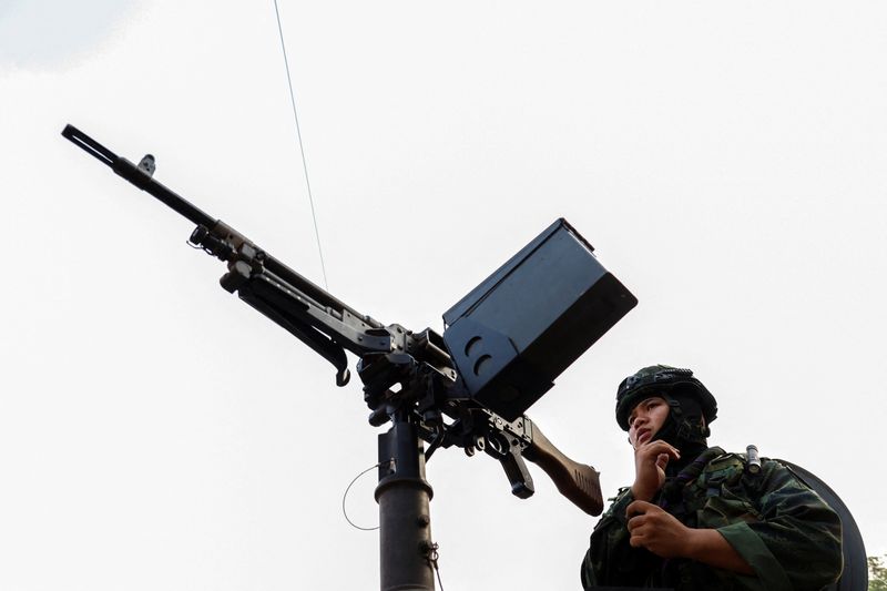 © Reuters. A military personnel stands guard, as 200 Myanmar military personnel withdrew to a bridge to Thailand on Thursday after a days-long assault by the anti-junta resistance, which declared it had won control of the critical border town of Myawaddy, the latest in a string of rebel wins,near the Thai-Myanmar border in Mae Sot, Tak province, Thailand, April 11, 2024. REUTERS/Soe Zeya Tun