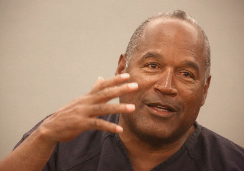 © Reuters. FILE PHOTO: O.J. Simpson testifies during an evidentiary hearing in Clark County District Court in Las Vegas, Nevada May 15, 2013.  REUTERS/Jeff Scheid/Pool/File Photo