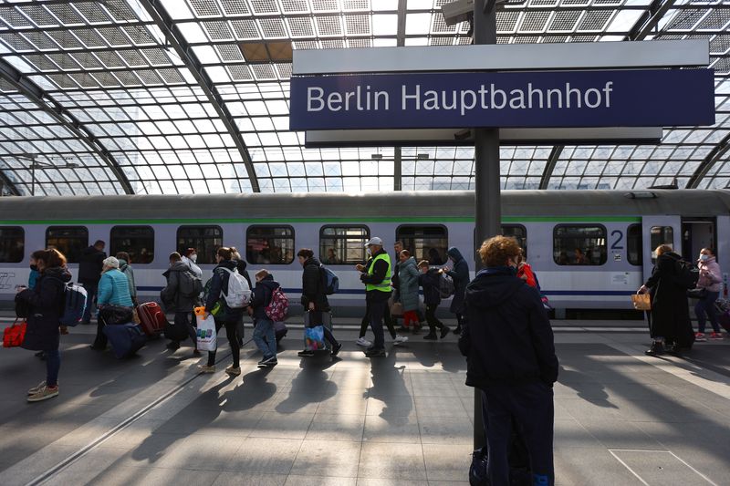 © Reuters. FILE PHOTO: Refugees from Ukraine walk on a platform after they left a train from Warsaw, Poland, at Berlin's Hauptbahnhof central station, amid Russia's invasion of Ukraine, in Berlin, Germany March 29, 2022. Picture taken March 29, 2022. REUTERS/Fabrizio Bensch/File Photo