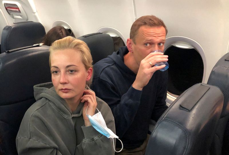 &copy; Reuters. السياسي الروسي المعارض أليكسي نافالني رفقة زوجته على متن طائرة بصورة من أرشيف رويترز.