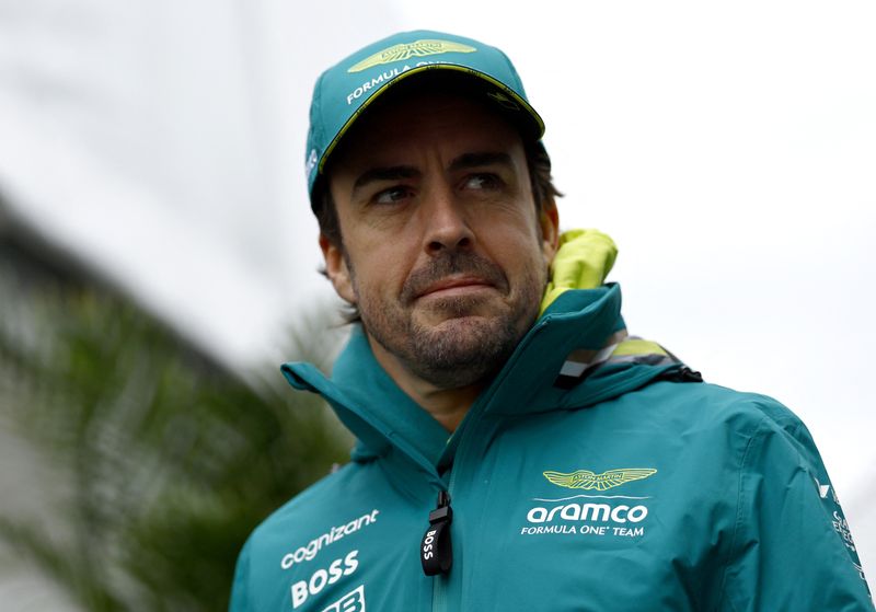 &copy; Reuters. FOTO DE ARCHIVO. El piloto español Fernando Alonso, de la escudería Aston Martin, antes de las prácticas para el Gran Premio de Fórmula Uno de Japón, en el Circuito de Suzuka, en Suzuka, Japón - Abril 5, 2024. REUTERS/Issei Kato
