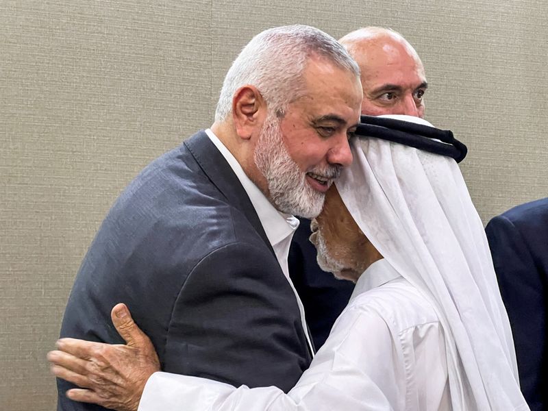 © Reuters. Ismail Haniyeh, top leader of the Palestinian Islamist group Hamas, meets a person offering condolences after the killing of three of his sons in an Israeli strike in Gaza City, in Doha, Qatar April 11, 2024. REUTERS/Ibraheem Abu Mustafa