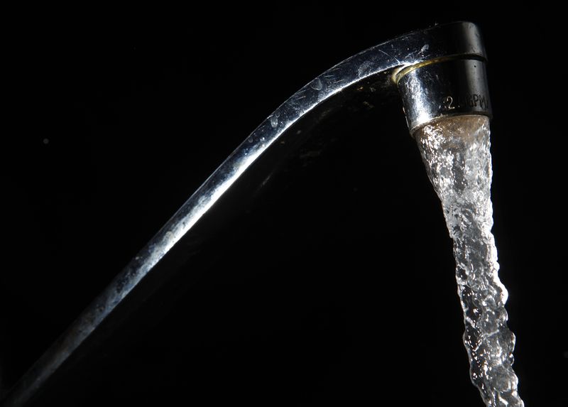 © Reuters. FILE PHOTO: Tap water flows out of a faucet in New York June 14, 2009. REUTERS/Eric Thayer/File Photo
