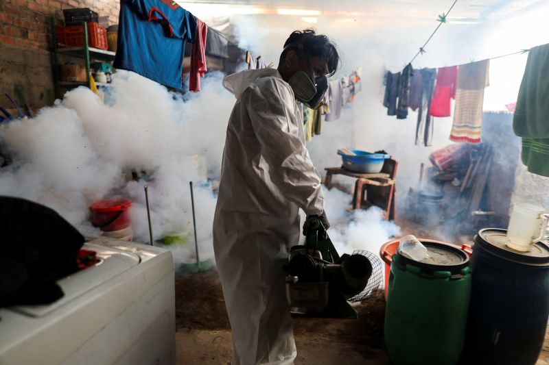 &copy; Reuters. FOTO DE ARCHIVO-Un trabajador sanitario rocía insecticida para prevenir el dengue en una casa en Lima, Perú. 7 de marzo de 2024. REUTERS/Sebastián Castañeda