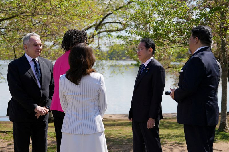 © Reuters. District of Columbia Mayor Muriel Bowser, National Park Service Director Charles Sams, Japanese Prime Minister Fumio Kishida and his wife Yuko Kishida attend an event to pledge 250 new cherry blossom trees to the city of Washington at the historic Tidal Basin, in Washington, D.C., U.S., April 10, 2024. REUTERS/Julio-Cesar Chavez