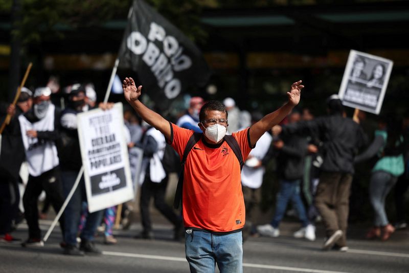 &copy; Reuters. Manifestantes protestam contra plano econômico do presidente Javier Milei, em Buenos Aires
10/04/2024
REUTERS/Agustin Marcarian