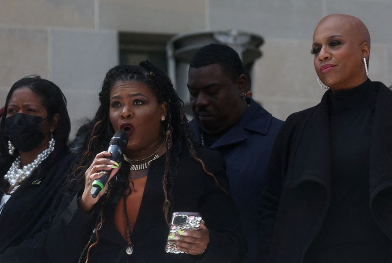 © Reuters. FILE PHOTO: U.S. Rep. Cori Bush (D-MO) rallies with U.S. Rep. Ayanna Pressley (D-MA) outside of the U.S. Department of Justice to call for an end to qualified immunity in Washington, U.S., March 3, 2022. REUTERS/Leah Millis/File Photo
