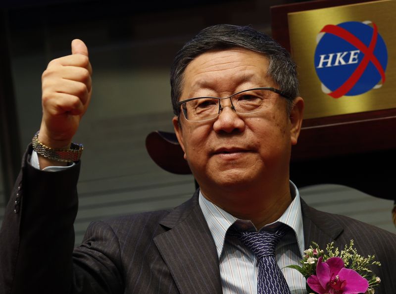 © Reuters. China Everbright Bank's Chairman Tang Shuangning gestures during the debut of the bank at the Hong Kong Stock Exchange (HKEX) December 20, 2013. REUTERS/Bobby Yip/File Photo