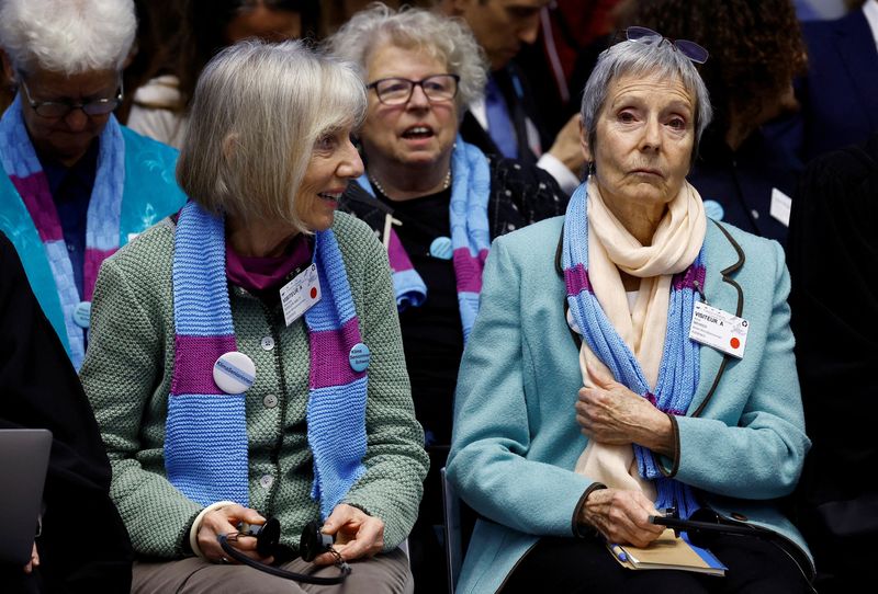 &copy; Reuters. FILE PHOTO: Rosmarie Wydler-Walti and Anne Mahrer, of the Swiss elderly women group Senior Women for Climate Protection, attend the hearing of the court for the ruling in the climate case Verein KlimaSeniorinnen Schweiz and Others v. Switzerland, at the E