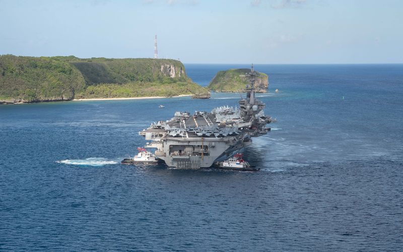 &copy; Reuters. Le porte-avions de la marine américaine USS Theodore Roosevelt à Apra Harbor, à Guam. /Photo prise le 21 mai 2020/REUTERS/Marine américaine/Kaylianna Genier