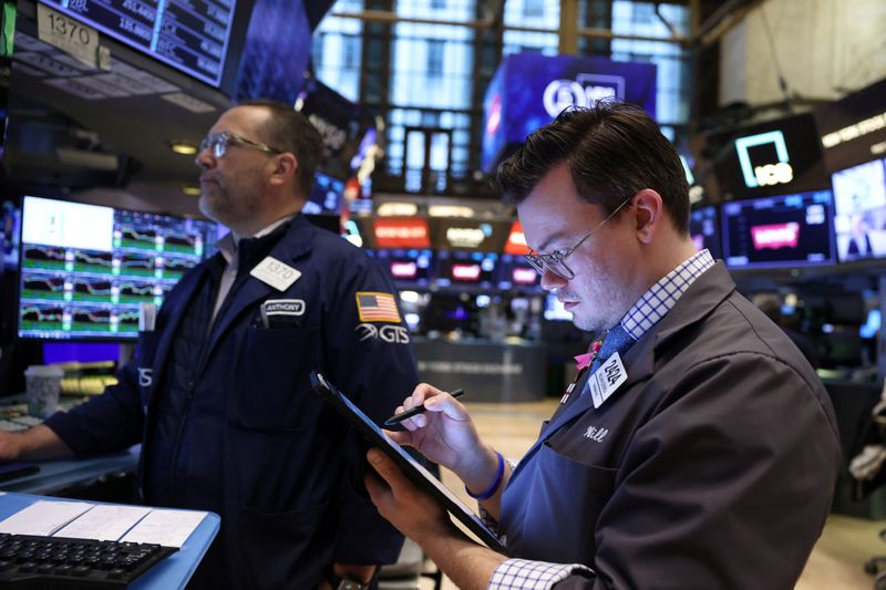 &copy; Reuters. Traders work on the trading floor at the New York Stock Exchange (NYSE) in New York City, U.S., April 5, 2024. REUTERS/Andrew Kelly/File Photo