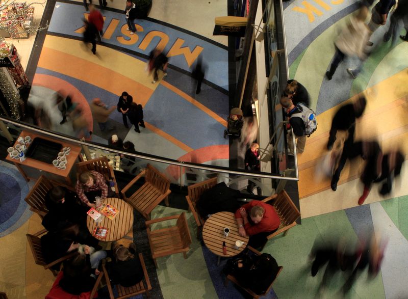 &copy; Reuters. FOTO DE ARCHIVO: Gente paseando por el centro comercial Alexa en el inicio de la temporada de compras navideñas en Berlín, 27 de noviembre de 2010.   REUTERS/Thomas Peter/File Photo