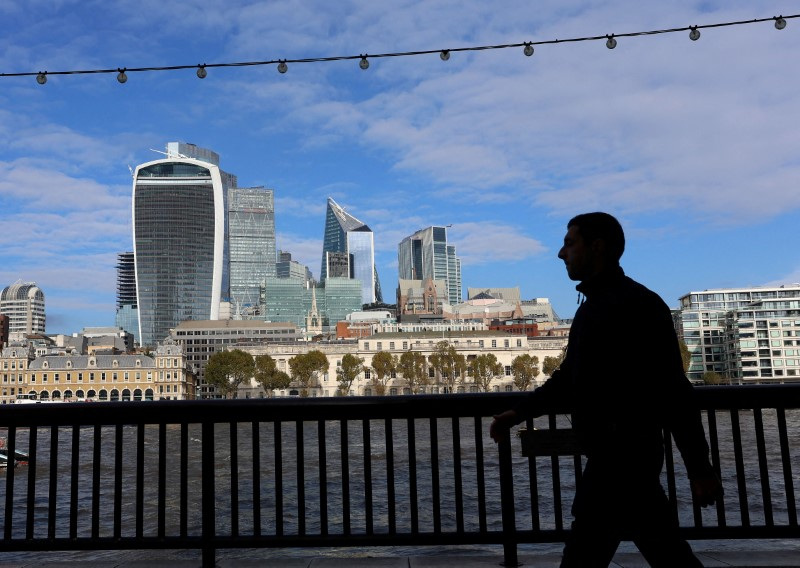 &copy; Reuters. شخص يسير أمام حي المال في العاصمة البريطانية لندن في يوم 25 أكتوبر تشرين الأول 2023 . تصوير: سوزانا أيرلاند - رويترز