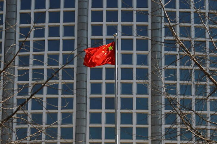 © Reuters. 中国外務省は、１１日に行われた米国、日本、フィリピン３カ国首脳の初会談での中国に関する否定的な見解について、同省高官が１２日に日本の外交官に対し、深刻な懸念と強い不満を表明したと発表した。写真は中国国旗。北京の中国外務省前で２０２２年２月撮影（２０２４年　ロイター／Carlos Garcia Rawlins）