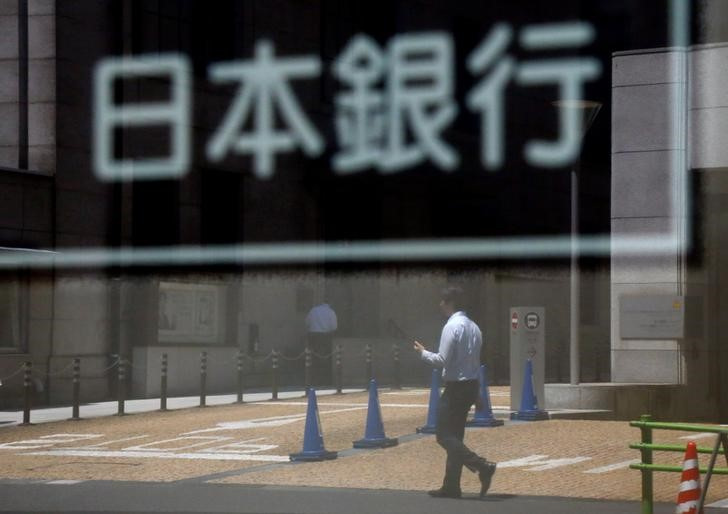 &copy; Reuters. 日銀が３月の金融政策決定会合で国債買い入れの継続を決めて以降、残存期間５年超１０年以下の国債買い入れ額は据え置きが続いている。写真は２０１７年６月、東京都内で撮影（２０２