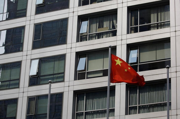 &copy; Reuters. 中国税関総署が１２日発表した統計によると、３月のレアアース（希土類）輸出は前年同月比５．９３％増の４７０９．６トンとなった。写真は中国の国旗。北京で２０２０年７月撮影（２