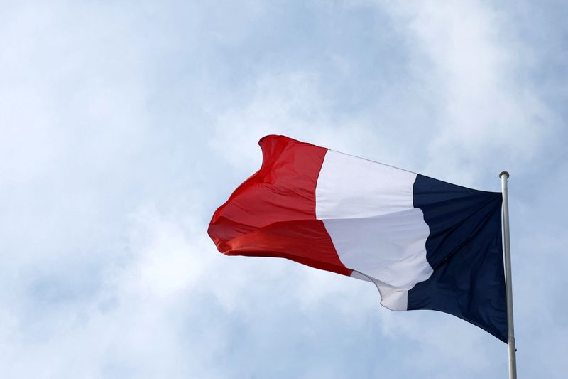 &copy; Reuters. علم فرنسا يرفرف فوق قصر الإليزيه في باريس يوم 30 أغسطس آب 2023. تصوير: ستيفاني لوكوك - رويترز
