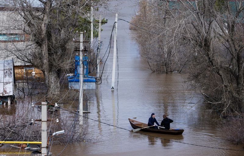 &copy; Reuters. People row a boat through a flooded residential area in Orenburg, Russia, April 12, 2024. REUTERS/Maxim Shemetov