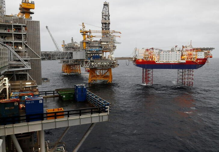 &copy; Reuters. FOTO DE ARCHIVO: Las plataformas del campo petrolero Johan Sverdrup de Equinor y la plataforma elevadora de alojamiento Haven se muestran en el Mar del Norte. REUTERS/Ints Kalnins