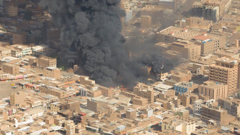 &copy; Reuters. صورة ثابتة مأخوذة من مقطع مصور حصلت عليه رويترز تظهر دخانا أسود وحريقا في سوق أم درمان بالسودان يوم 15 مايو آيار 2023. 
