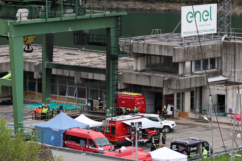 &copy; Reuters. أفراد من خدمة الطوارئ يقفون في محطة إينيل للطاقة الكهرومائية بعد انفجار وحريق تسببا في سقوط قتلى في بارجي بإيطاليا في العاشر من أبريل نيسان 