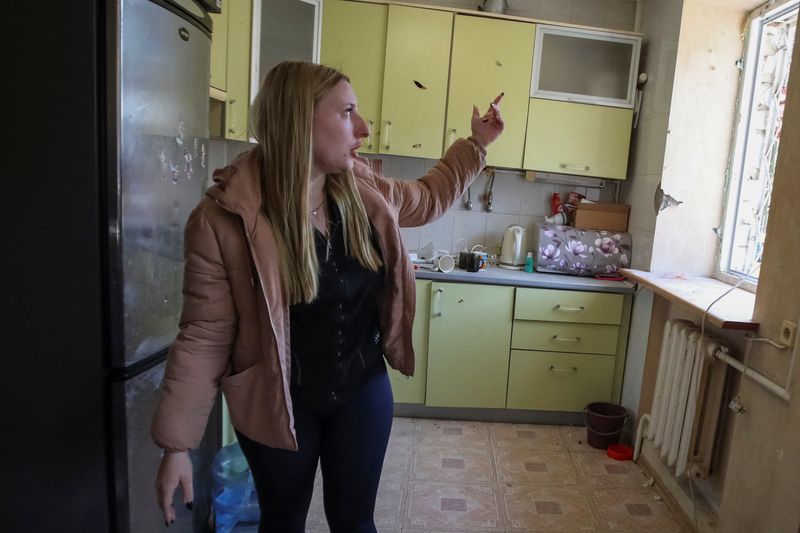 © Reuters. Local resident Kateryna Velnychuk, 22-years-old, shows her apartment damaged by a Russian military strike on March 27, amid Russia's attack on Ukraine, in Kharkiv, Ukraine, April 8, 2024. REUTERS/Vyacheslav Madiyevskyy