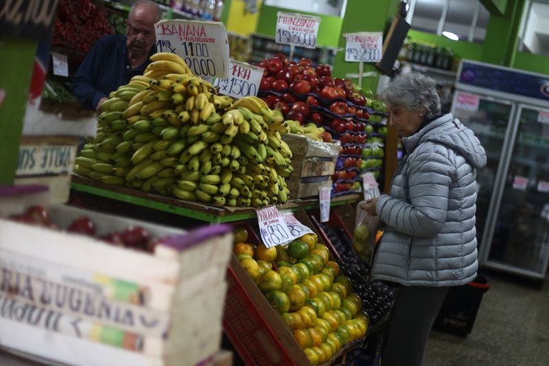 &copy; Reuters. A shopper looks at produce in a market, as Argentina is battling inflation that is running on an annual basis above 275%, in Buenos Aires, Argentina, April 11, 2024. REUTERS/Matias Baglietto