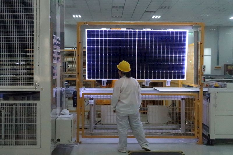 &copy; Reuters. FOTO DE ARCHIVO: Un trabajador realiza un control de calidad de un producto de módulo solar en una fábrica de un fabricante de equipos solares de silicio monocristalino LONGi Green Technology Co, en Xian, provincia de Shaanxi, China. 10 de diciembre de 